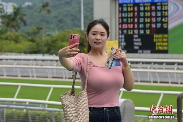 图为游客在沙田马场自拍。中新网记者 陈永诺 摄 