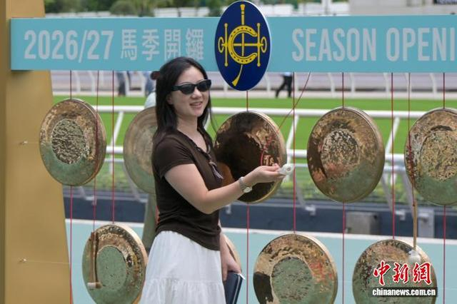 图为游客敲锣。中新网记者 陈永诺 摄 
