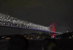 土耳其🇹🇷女排在夺得欧锦赛冠军后，博斯普鲁斯大桥上举行了无人机灯光秀表演