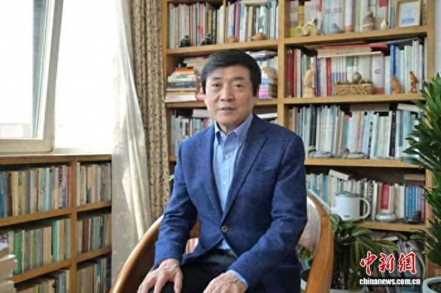 图为近期曹文轩在北京家中接受记者采访。 中新社记者 徐雪莹 摄