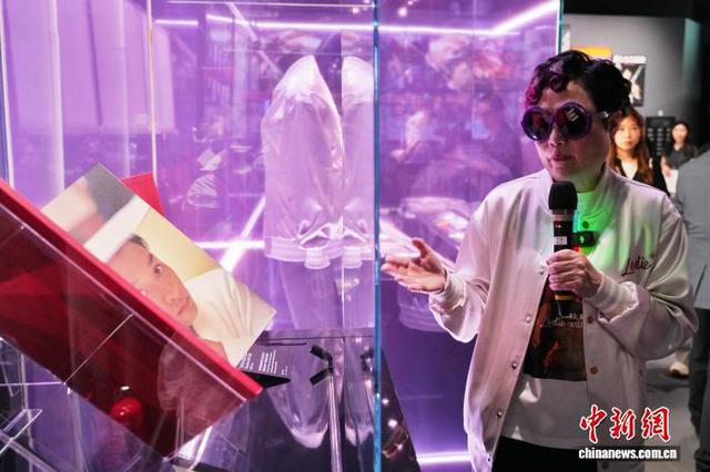 图为展览客席策展人陈淑芬介绍展品。中新网记者 张祥毅 摄