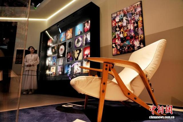 图为展览展出张国荣曾经使用过的椅子。中新网记者 张祥毅 摄