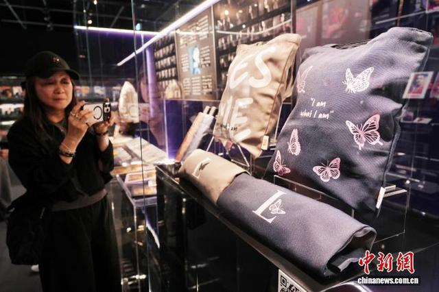 图为一名女士在展览现场拍摄。中新网记者 张祥毅 摄