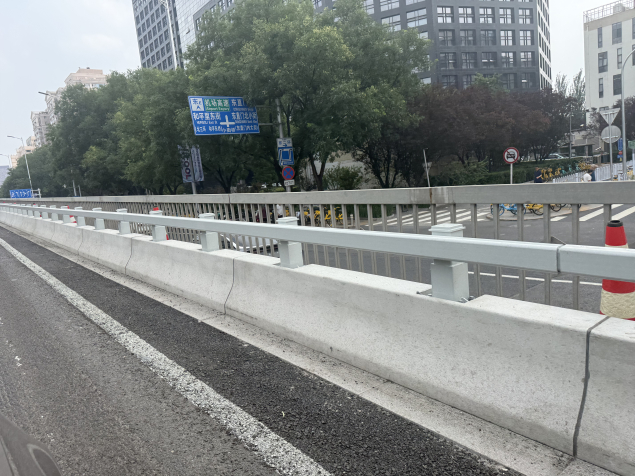 桥区边防撞墩安装。北京市交通委供图