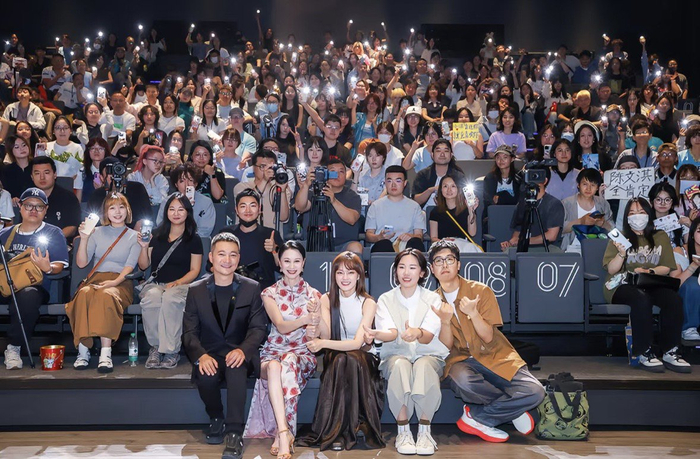 剧组6月在上海国际电影节展映时合照，右二张笑影，右一刘潇阳（图源：小红书@啊! 太好了是刘潇阳）