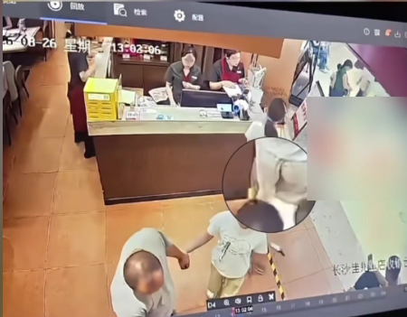 四岁男童摸的是什么屁股？