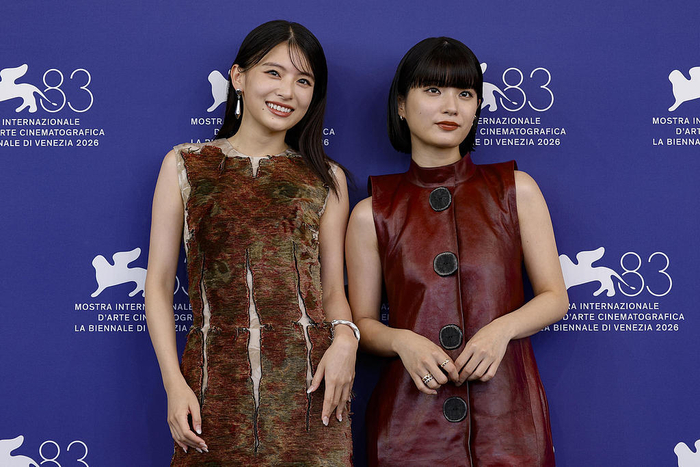 出口夏希（左）与莳田彩珠亮相威尼斯媒体见面会。