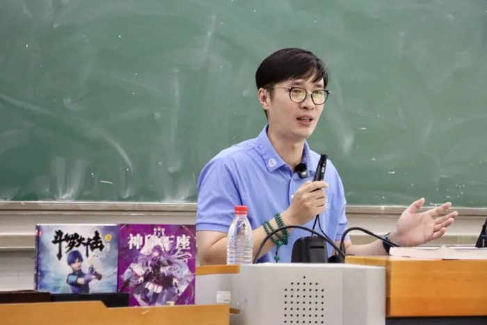 2026年5月12日，唐家三少做客北京大学“小说家讲堂”。图源：中国作家网