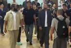 库里抵达清华附中后，与球迷见面互动，现场气氛热烈