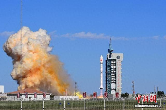9月10日，长征四号乙运载火箭在酒泉卫星发射中心成功发射。汪江波 摄