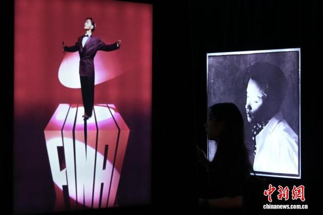 图为一名女士观看展出的张国荣照片。中新网记者 陈永诺 摄