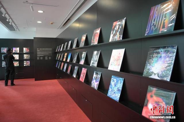 图为以张国荣经典单曲作品为灵感设计的展品。中新网记者 陈永诺 摄