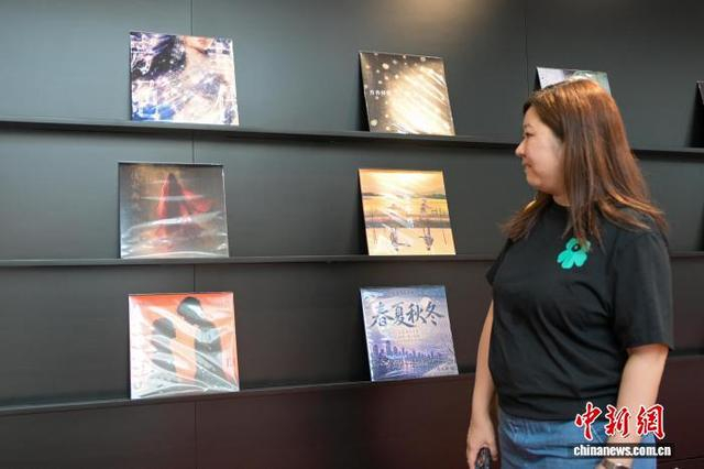 图为以张国荣经典单曲作品为灵感设计的展品。中新网记者 陈永诺 摄