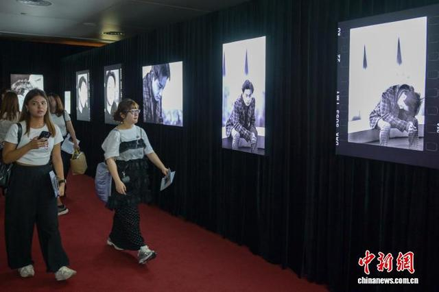 图为展出的张国荣照片。中新网记者 陈永诺 摄