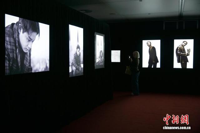 图为展出的张国荣照片。中新网记者 陈永诺 摄