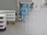 男子情绪失控，全身赤裸在公司内行走，涉事公司道歉
