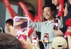 雷军现身苏超赛场，与球迷同站看台观战
