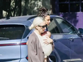 Lady Gaga当妈妈了，照片曝光：与未婚夫一家三口首次被拍到同框，孩子姓名、性别及出生日期暂未公布