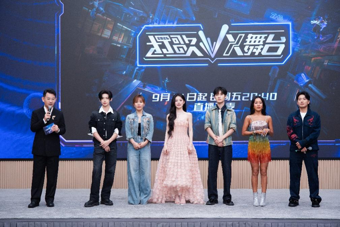 发布会现场，首期嘉宾王琳凯（小鬼）、李佳薇、姚晓棠、蒋敦豪、吉克隽逸、海来阿木集体登台亮相。