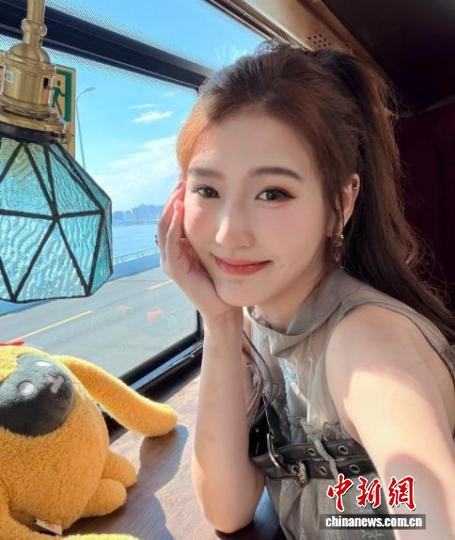 图为朱主爱打卡体验乘坐“老爸茶·海口巴士”。受访对象供图