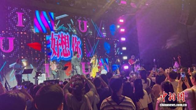 9月12日晚，马来西亚琼籍歌手朱主爱“三分之一”巡回音乐会海口站在椰城唱响。中新网记者 符宇群 摄