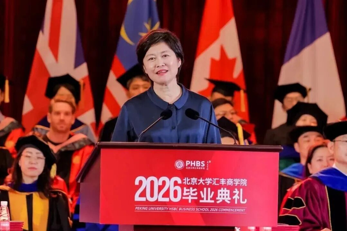 敬一丹在做演讲（图源：敬一丹个人账号）