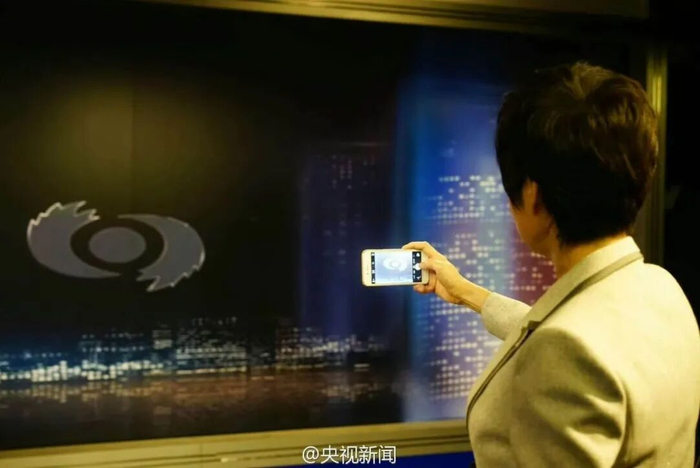 图为敬一丹告别《焦点访谈》。来源：央视新闻