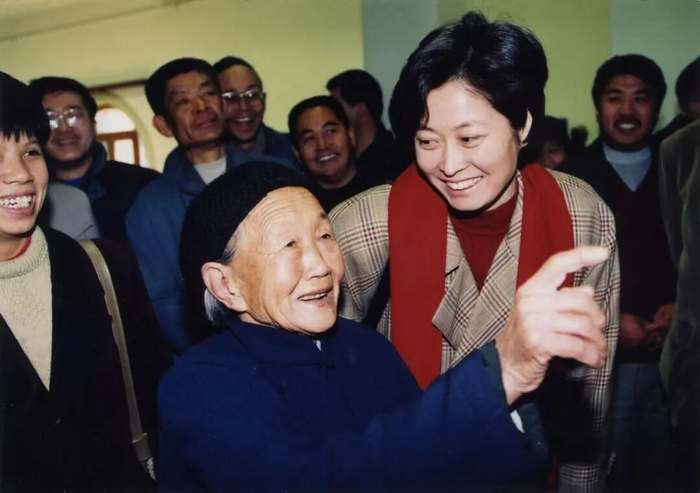 敬一丹和焦波母亲合影。焦波 摄
