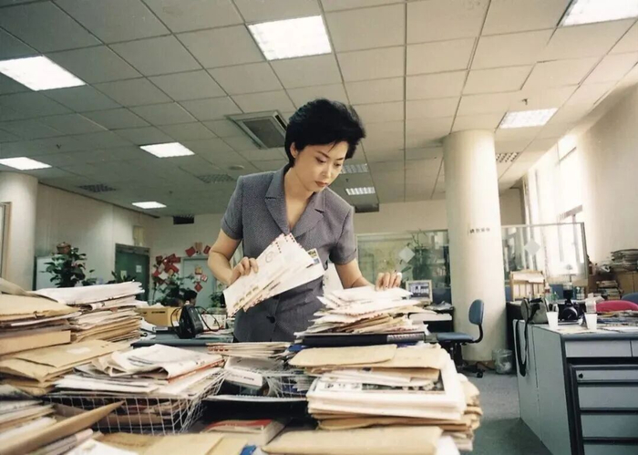 图为工作时的敬一丹。来源：敬一丹微信公众号