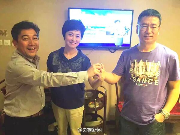 图为敬一丹和水均益（左）、白岩松（右）。来源：央视新闻