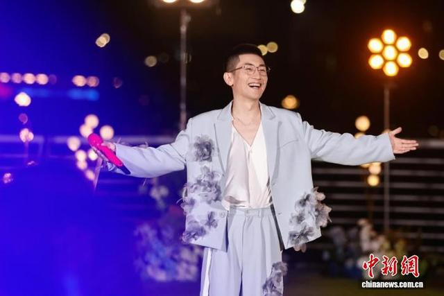 金志文以《远走高飞》震撼开场，再唱《自娱自乐》氛围感拉满。广东卫视 供图