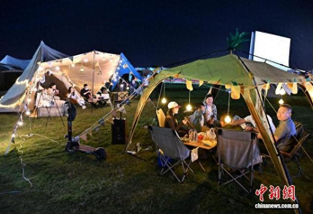 9月10日，2026石家庄房车露营欢乐季活动现场，游客在露营帐篷下休闲。 中新网记者 翟羽佳 摄