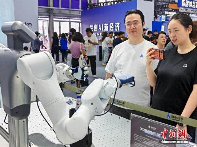 2026 Inclusion·外滩大会现场，观众与智能机器人互动。中新网记者 姜煜 摄