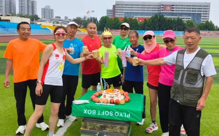 队友们为吕明璞庆祝生日。受访者供图