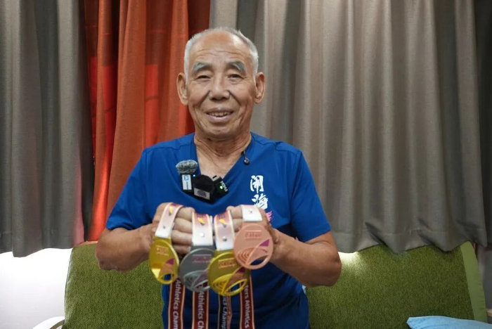 吕明璞展示此次大赛获得的奖牌。新华社记者吴飞座 摄