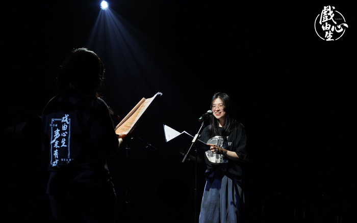 赵岭的学员排演的教学实践声演剧《心墙》剧照，在赵岭的设想中，立麦和台词本都很重要。受访者供图