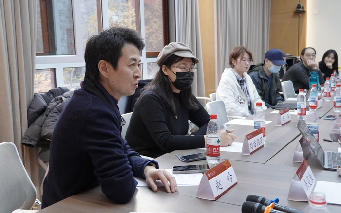 赵岭参与北京大学燕语配音社的工作坊，与学生和创作者进行讨论。受访者供图