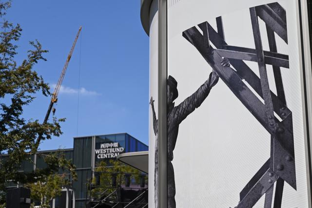 2026年9月12日，马克·吕布经典作品海报与上海西岸。澎湃新闻记者 吴栋 图