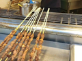 15元“羊肉大串”成本只有3块多，店主坦言是鸭肉刷羊油调味，厂家称“已提前做好责任划分”：你冒充羊肉卖责任全在你