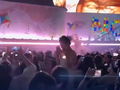 演唱会现场，男子向身穿婚纱女友求婚，遭后排观众齐声高喊“坐下”，此前还向周围撒喜糖，保安介入制止，场面一度尴尬