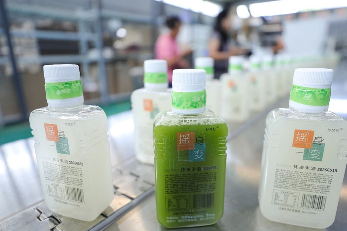 6月17日，在贵州梵净山大健康医药产业示范区，工人加工抹茶米酒