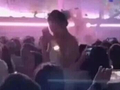 演唱会现场，男子向身穿婚纱女友求婚，遭后排大喊坐下！此前还向周围观众撒喜糖，保安介入制止