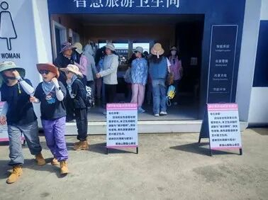 青海省海西蒙古族藏族自治州茫崖市黑独山景区“潮汐厕所”投入使用（2025年8月5日摄）。新华社发