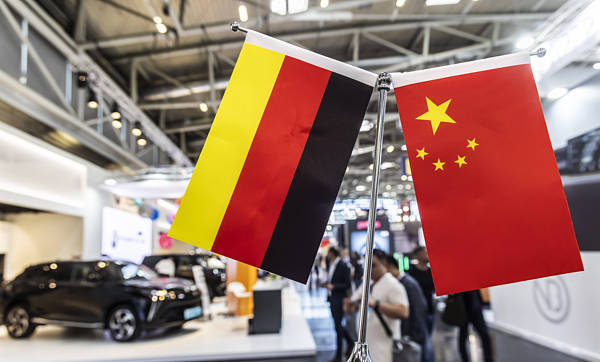 2023年9月6日，德国慕尼黑，慕尼黑车展上的中国国旗和德国国旗。 视觉中国