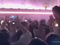 赵雷演唱会上情侣求婚，观众齐喊 “坐下”！引热议