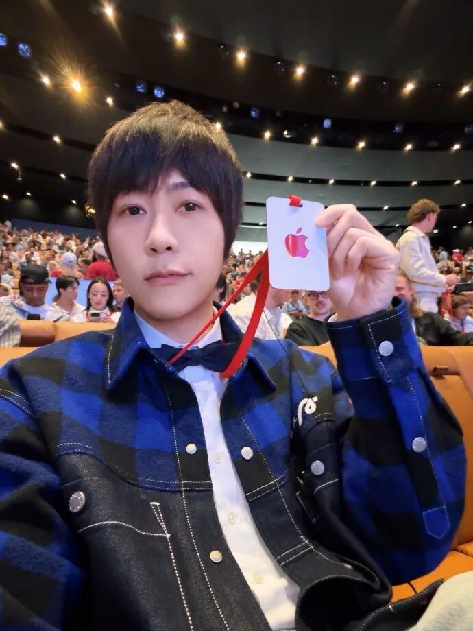 阿信在苹果公司发布会现场。图源：@阿信