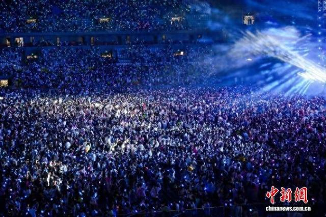 图为周杰伦2025“嘉年华”世界巡回演唱会三亚站现场。 李欢 供图