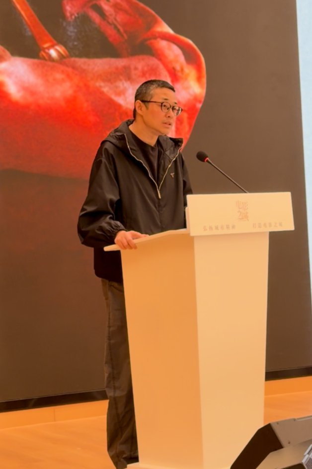 导演文牧野上台发言。