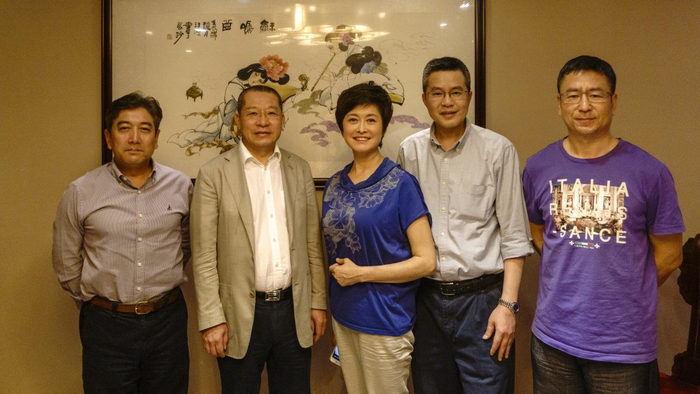2015年4月30日晚，聚会合影。从左至右依次为：水均益、孙玉胜、敬一丹、何绍伟、白岩松。 受访者供图。