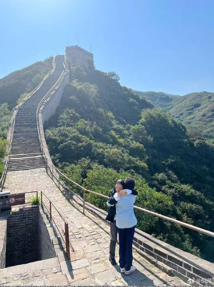 倪萍凌晨发长文悼念敬一丹:我流着无尽的泪水,跟你说一声对不起,三千公里山海相隔,我终究无法赶回去送你最后一程